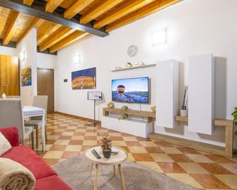 You & Me Corporation Home Verona Centro - 維羅納 - 客廳