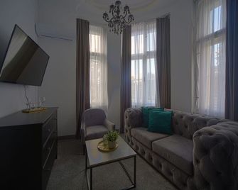 Kings Palace Suites - Belgrade - Living room