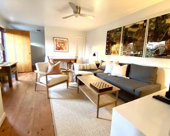 Secluded 1 Br Cottage On The Lake, Close To Ditch With Os Shower & Fabulous Yard - Montauk - Living room