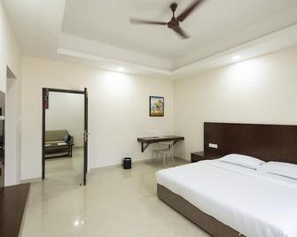 Mayfair Service Apartments - Coimbatore - Bedroom