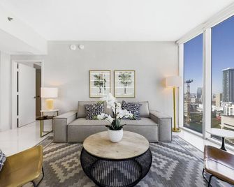 Sky-High Comfort & City Views - Miami - Sala de estar