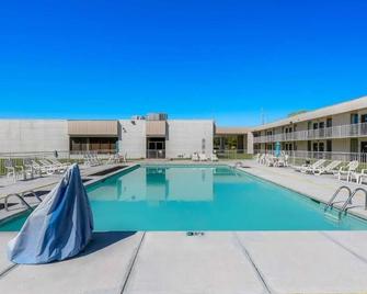 Experience Relaxation with Pool and Free On-Site Parking | 4 Affordable Rooms - Hamilton - Zwembad