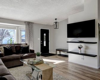 The Perfect 5 Bed, 4 Baths, Mini gym, 2 Kitchens, 2 Living rooms - Гранде Прарі - Вітальня