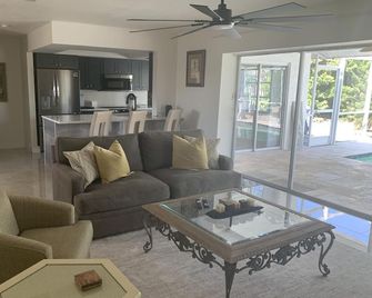 Charming 2br Pool Home Near Manasota Key - Englewood - Huiskamer