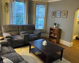 Historical District Getaway [Lower] - Olean - Soggiorno