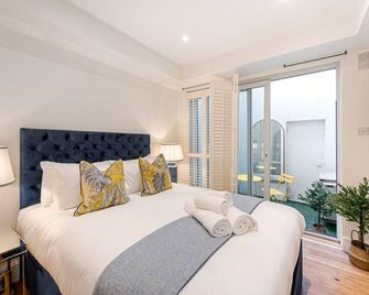 Elegant Belgravia Apartment with Stylish Private Patio - London - Bedroom