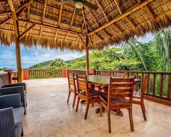 Tranquil retreat with amazing views of rainforest & ocean, pool, rooftop balcony - Punta Islita - Patio