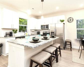 MH close to Charlotte airport, White Water Center - Mount Holly - Cocina