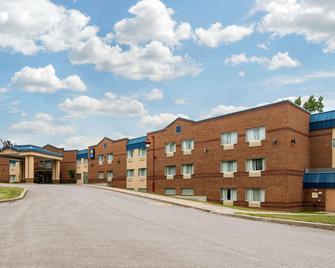 Comfort Inn & Suites Shawinigan - Shawinigan - Building