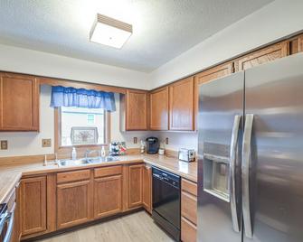 Welcoming Condo in Davenport Central Location! - Davenport - Kitchen