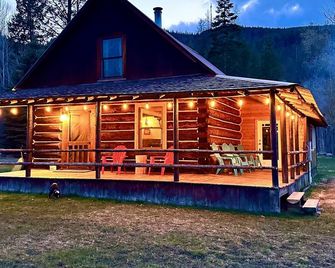Come escape to our historic log cabin alongside a beautiful creek in North Idaho - Sandpoint - Building