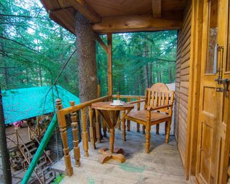 Livingstone Ojuven Adventure Tree House, Kothkai - Kotkhai - Balcony