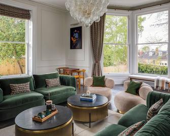 Bloomfield House - באת' - סלון