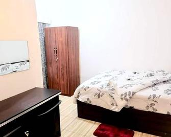 Achimota Home - sleeps 2- 10m to Airport - Parking - Accra - Bedroom