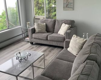 Stunning marina & Lake Michigan views, walking distance to downtown! - Manitowoc - Wohnzimmer