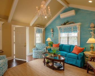 Romantic Waterfront Carriage House in Heart of Edenton's Historic District - Edenton - Living room