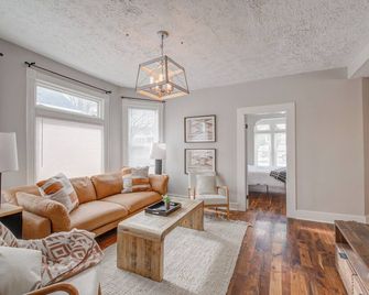 Cheery 3BR w 2 King Beds, Outdoor Dining, Fire Pit, Quiet, Fenced Yard, Central - Omaha - Salon