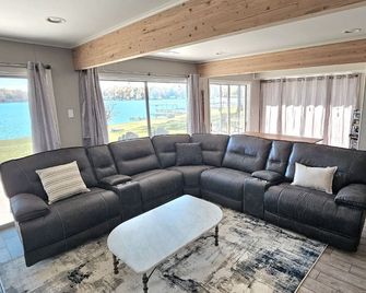 3br-Lakefront escape on all-sports Archer Lake - Coldwater - Living room
