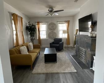 Cozy apartment steps away from Lake Michigan! - Racine - Living room