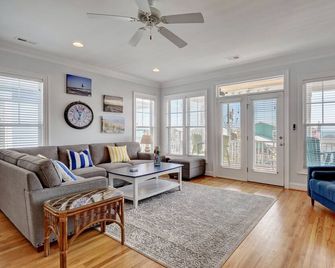 5 Bedroom,4 Bath! Elevator! 2 Min. To The Ocean! Only Thing Missing Is You!!! - Kure Beach - Sala de estar