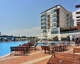 Cenger Beach Resort & Spa - Kizilot - Piscina