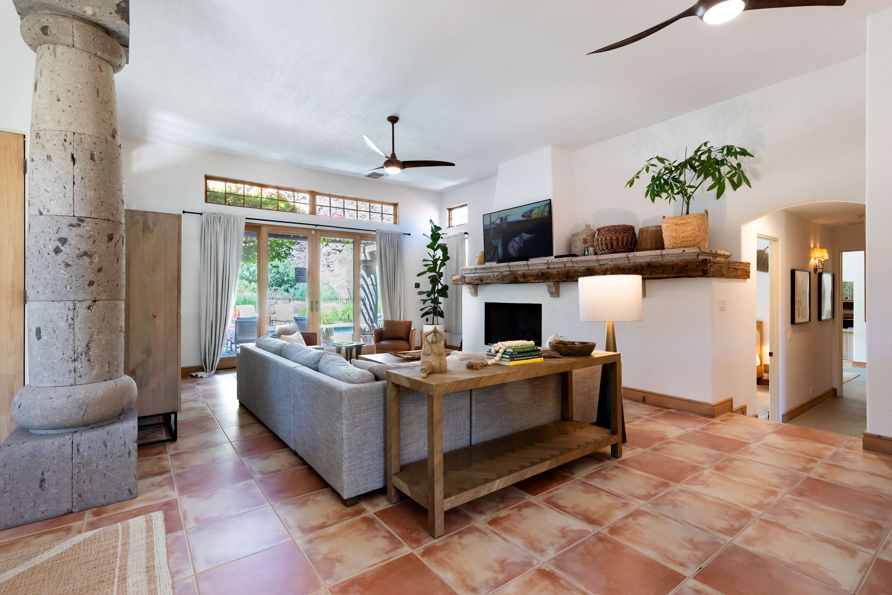 لوكس - هيستوريك تينيس كلوب إنكليف - كينج بدز - بالم سبرينغس - غرفة معيشة