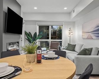 King Bed| Heated Outdoor Pool | Hot Tub | Bbq - Dead Man's Flats - Dining room