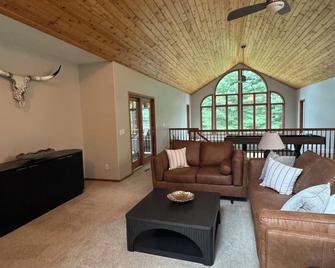 Castle Rock Retreat - Peaceful Escape but close to the fun! - Mauston - Living room