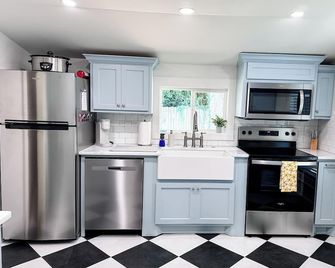 The Pecan Street Retreat - 1935 Gem - Searcy - Kitchen