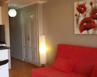 5 min walk to Gold Mile and 7min to best Las Americas Beach WiFi - Arona - Wohnzimmer
