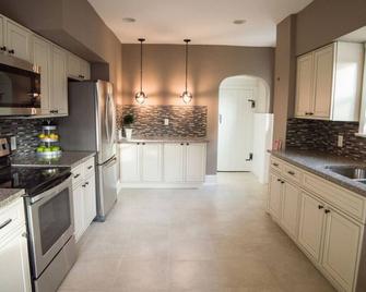 Middletown Centenarian 4 Bed 2 Bath Sleeps 12 - Middletown - Kitchen