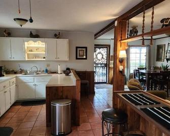 Cottage in the Woods, Safe area, on 6 acres, Free Parking. - Millington - Kitchen