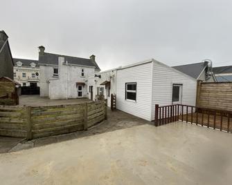 Beach Golf Getaway Apt 1 - Downings - Building