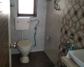 Safe, Superior Homestay/Bnb For Expat Females / Couple Near T II Mumbai Airport. - Bombay - Baño