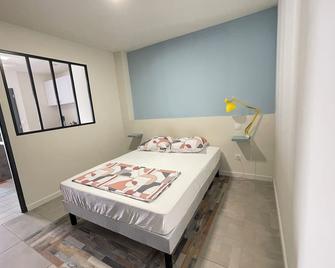 Appart Pop-Art proche autoroute, plages et attractions, Wifi - TV, déco stylée, calme - Bessan - Bedroom