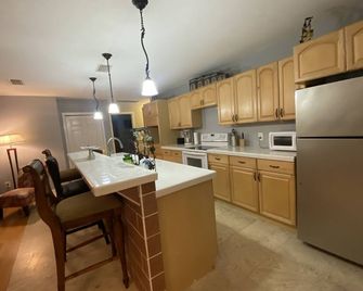 Tropical Island Guest House - Minutes frombrOcean & Flagler Avenue - New Smyrna Beach - Kitchen