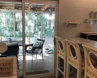 Quaint, quiet tabby cottage under the live oaks Mid Island St. Simons Near Food - Brunswick - Living room