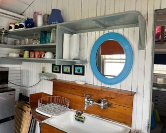 Tiny home steps from the beach. - Wells - Bedroom