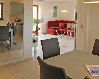 Exkl FH Aquamarin mit Kamin 250 m zum Strand - Börgerende-Rethwisch - Essbereich