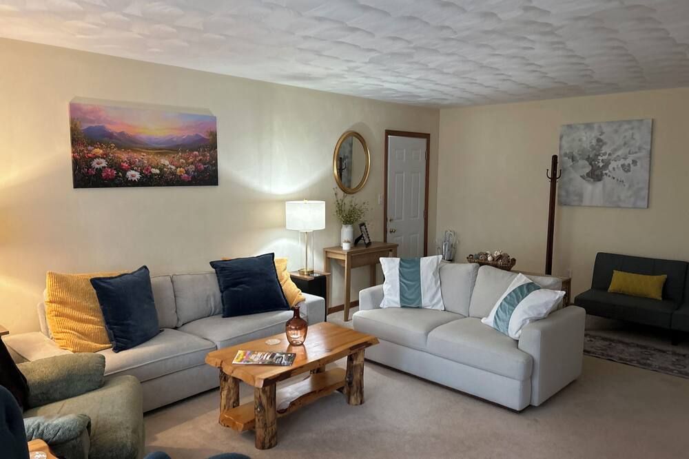 Located close to all the local attractions in a peaceful mountain setting!