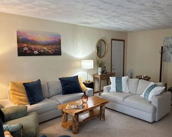 Located close to all the local attractions in a peaceful mountain setting! - Farmington - Sala de estar