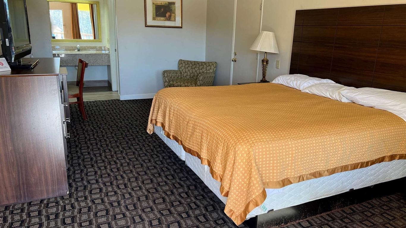 Days Inn & Suites by Wyndham Brewton