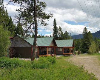 12 Minutes from Glacier National Park~ Moose Creek Cabin at Lazy Bear Lodging - Martin City - Building