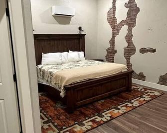 The Cross Bell Downtown 202 - Pawhuska - Bedroom