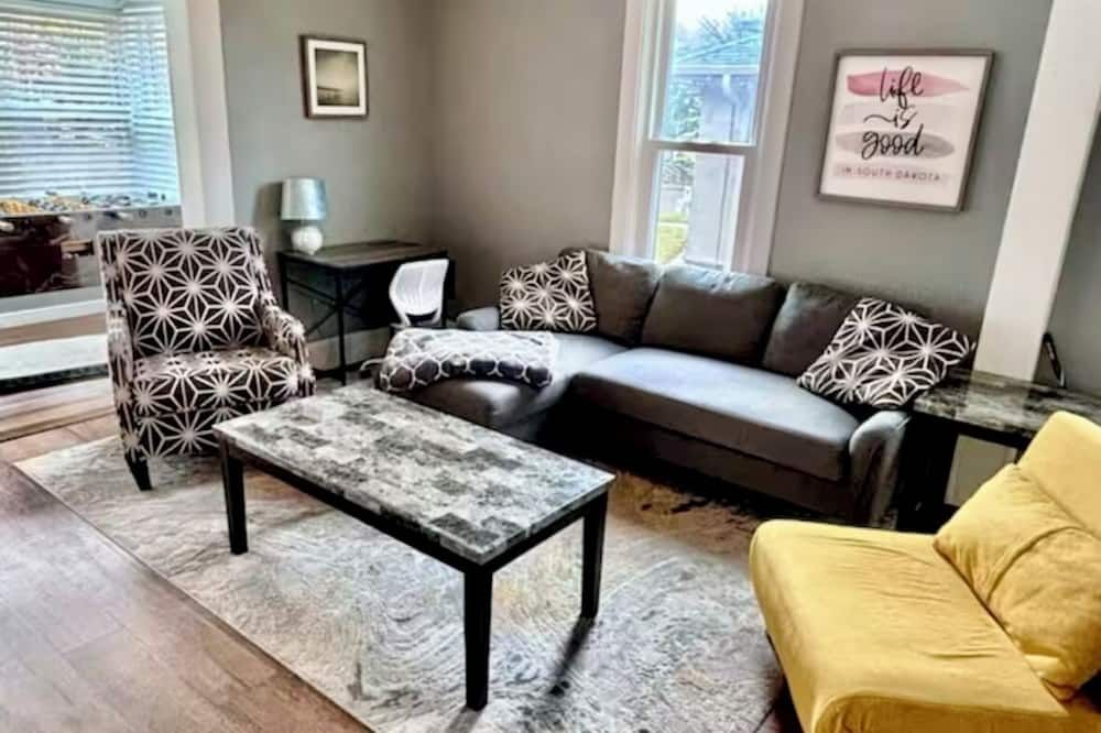 Cozy home near DT, Premier Center: 65'TV, Foosball, Mini Golf + Fenced Yard - Sioux Falls - Sala de estar