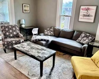 Cozy home near Premier Center, Downtown & Sanford: 65'TV, Mini Golf& Fenced Yard - Sioux Falls - Living room