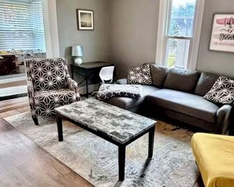 Cozy home near DT, Premier Center: 65'TV, Foosball, Mini Golf + Fenced Yard - Sioux Falls - Sala de estar