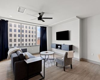 175 Lex - Two Bedroom Condo, Walkable Downtown! - Lexington - Living room