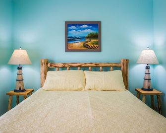 Sunrise Cottage, Saugatuck. Walk downtown. Clean, crisp, colorful, convenient. - Saugatuck - Bedroom