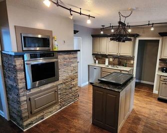Family Cove Beach House - Ortonville - Kitchen